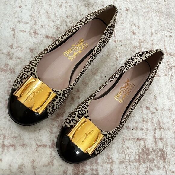 SALVATORE FERRAGAMO Gancini Leopard Print Gold Medallion Ballet Flats Sz. 7 2A - Picture 1 of 8